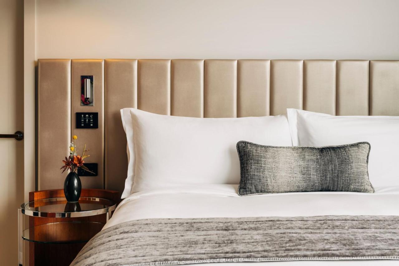 The Tasman, A Luxury Collection Hotel, Hobart Eksteriør billede A bed with a throw pillow